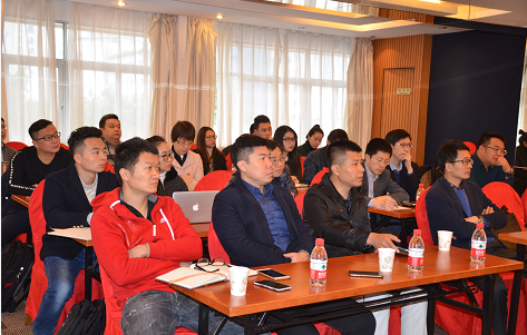 賴文智（左一）在托比走訪活動現(xiàn)場