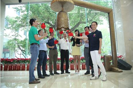 聽云管理團隊與合作伙伴共同敲響開市寶鐘