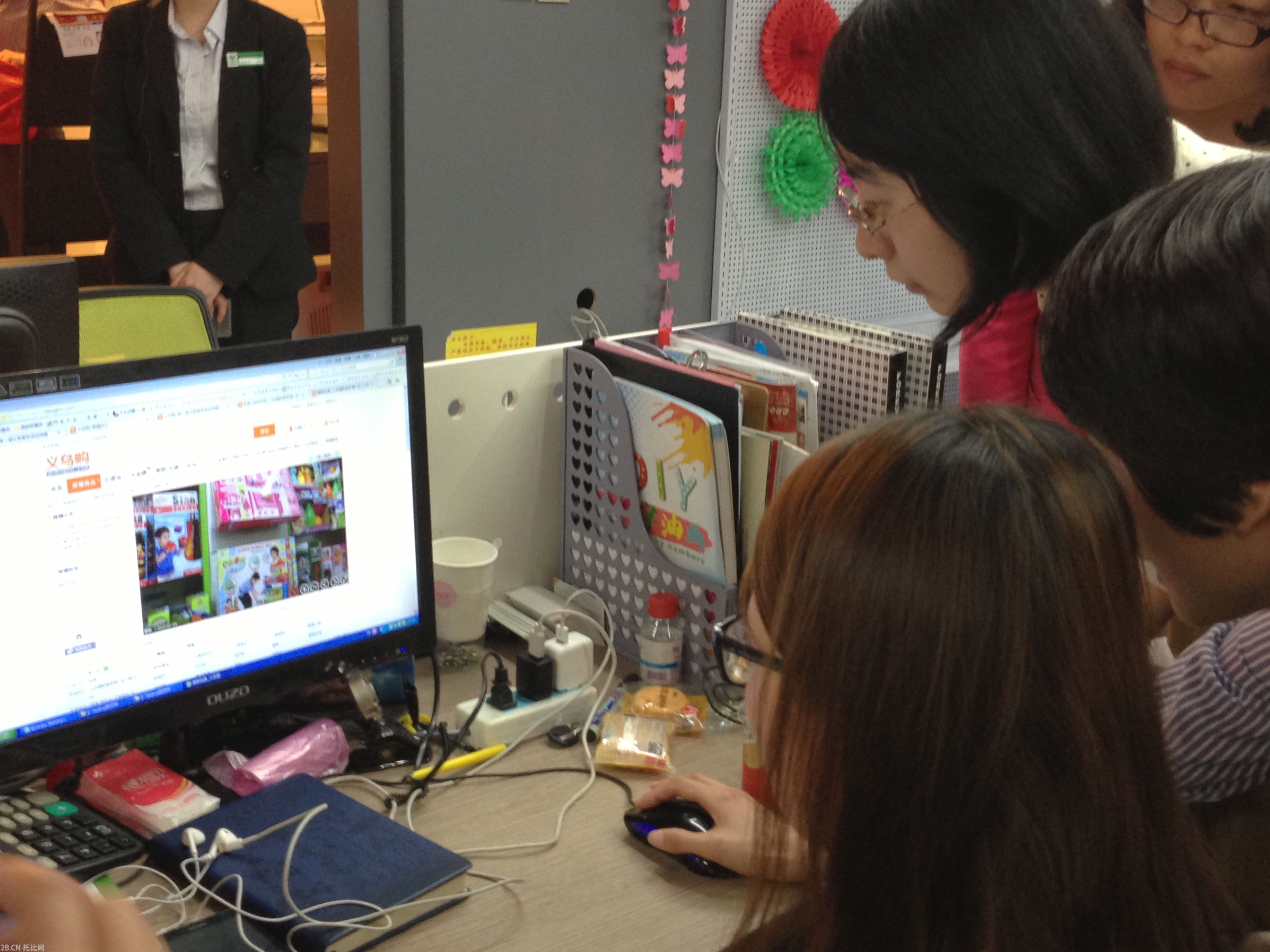 在商務(wù)部組織的調(diào)研活動(dòng)中，記者就發(fā)現(xiàn)，從線下走到線上，線上與線下相融合，以小商品城為代表的義務(wù)企業(yè)正在踐行這一做法。